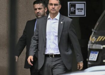 Flávio embarca para Israel em busca de alianças internacionais