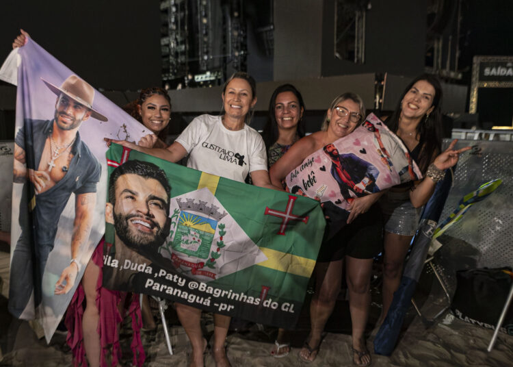Fãs de Gusttavo Lima dormem na praia para garantir melhor lugar no show deste domingo