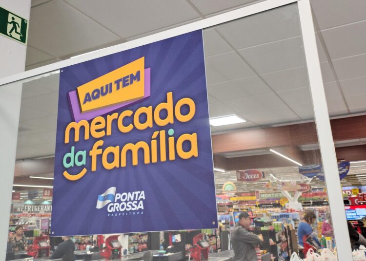 Prefeitura visita distritos e apoia comerciantes no cadastramento para o Mercado da Família