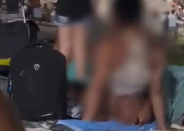 Casal é abordado pela PM durante ato sexual em praia no RJ; veja