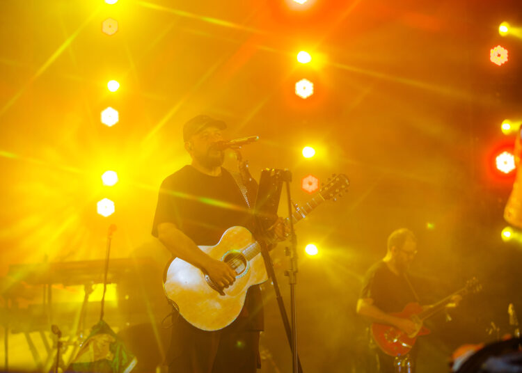 Novidade no Verão Maior, gospel de Fernandinho leva 62 mil pessoas a Matinhos