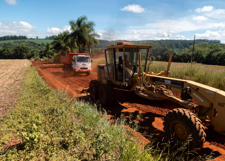 Prefeitura avança em obras de alargamento nas estradas rurais de Uvaia e Guaragi