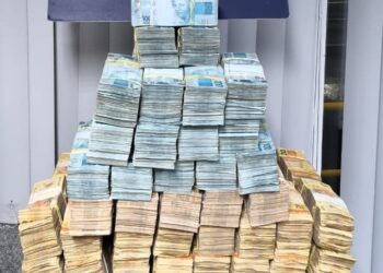 PRF apreende R$ 2 milhões em espécie escondidos em carro na BR-101