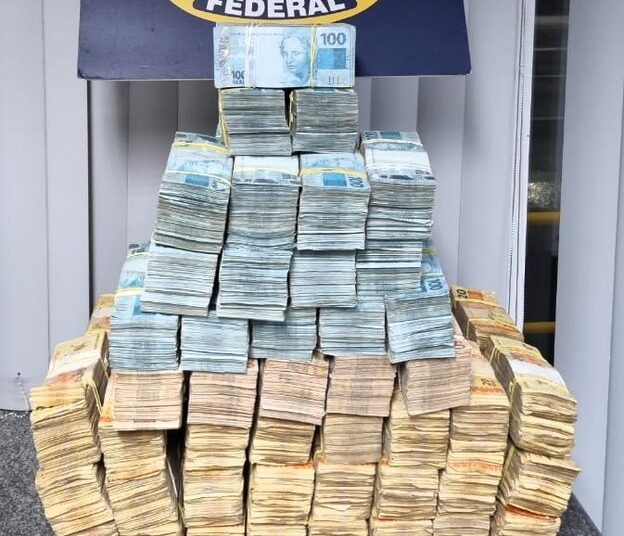 PRF apreende R$ 2 milhões em espécie escondidos em carro na BR-101