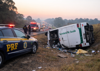 Ônibus da Saúde de Prudentópolis tomba na BR-277 e deixa três feridos leves