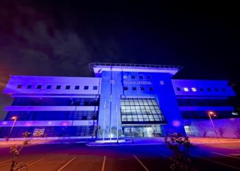 Fevereiro Roxo: Superintendência da PF em Curitiba se ilumina em apoio à conscientização sobre a fibromialgia