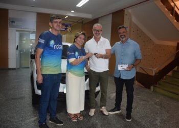 Prefeitura de Ponta Grossa entrega carros e moto 0 km a ganhadores do Nota PG e IPTU Premiado