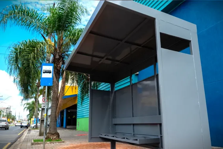 Ponta Grossa recebe novos pontos de ônibus para melhorar conforto dos passageiros