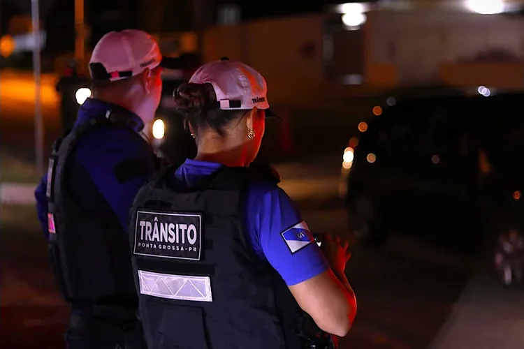 Motorista é autuada por usar celular ao volante e dirigir sem CNH em Ponta Grossa