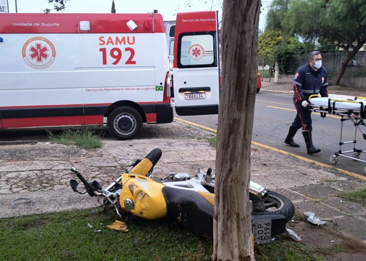 Motociclista perde o controle e bate contra árvore no Contorno