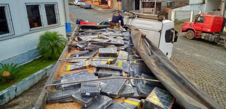 PRF apreende mais de 1,6 tonelada de maconha escondida em carga de soja na BR-277, em Irati