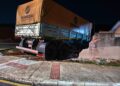 Caminhão dispara e atinge duas casas, poste e uma moto na região do Contorno