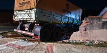 Caminhão dispara e atinge duas casas, poste e uma moto na região do Contorno