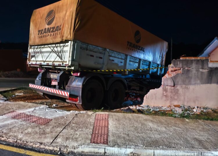 Caminhão dispara e atinge duas casas, poste e uma moto na região do Contorno