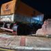 Caminhão dispara e atinge duas casas, poste e uma moto na região do Contorno