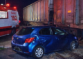 Carro é atingido por trem em cruzamento e mulher fica ferida