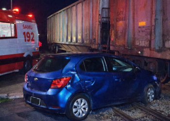 Carro é atingido por trem em cruzamento e mulher fica ferida