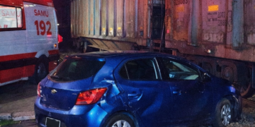 Carro é atingido por trem em cruzamento e mulher fica ferida
