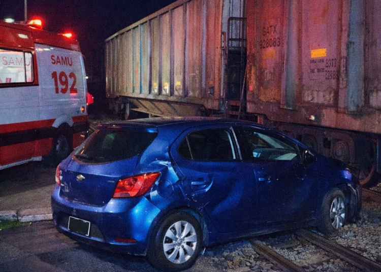 Carro é atingido por trem em cruzamento e mulher fica ferida