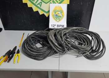 PMPR prende dois suspeitos e recupera cabos de fibra óptica após furto em condomínio